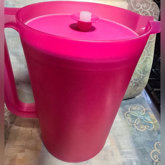 Tupperware Pink Pitcher with Lid 1 Gal - Picture 3 of 10